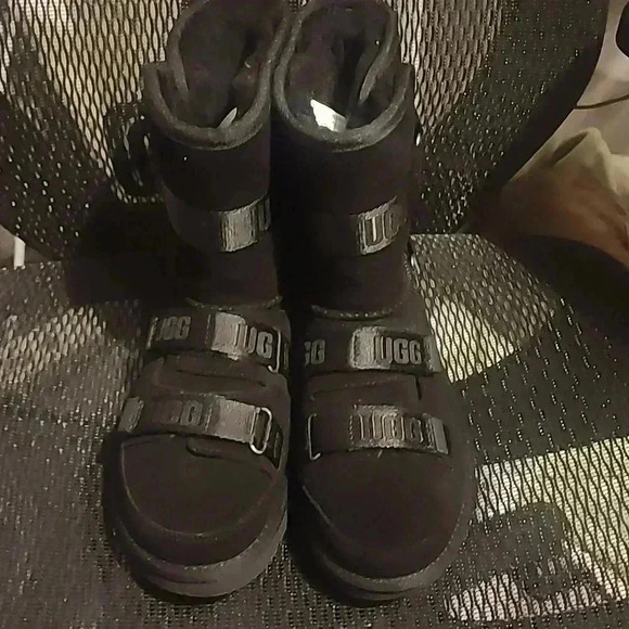 UGG WOMEN'S CLASSIC SHORT HYBRID - Picture 1 of 5